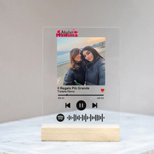Carica l'immagine nel visualizzatore di Gallery, Targa "Mamma" con base in legno e codice spotify con foto personalizzabile 15cm x 20cm