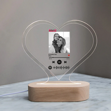 Carica l'immagine nel visualizzatore di Gallery, Targa "Mamma" a forma di cuore con base in legno a led e codice spotify con foto personalizzabile 15cm x 18 cm