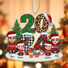 Carica l'immagine nel visualizzatore di Gallery, Decoro natalizio "Family2024 " personalizzabile