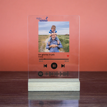 Carica l'immagine nel visualizzatore di Gallery, Targa "Nonno" con base in legno e codice spotify con foto personalizzabile 15cm x 20cm