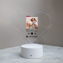 Carica l'immagine nel visualizzatore di Gallery, Targa "Mamma" a forma di cuore con base bianca a led e codice spotify con foto personalizzabile 15cm x 18 cm