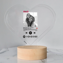 Carica l'immagine nel visualizzatore di Gallery, Targa "Mamma" a forma di cuore con base tonda effetto legno led e codice spotify con foto personalizzabile 15cm x 18 cm