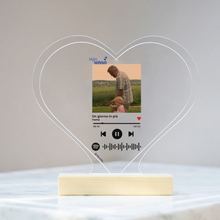 Carica l'immagine nel visualizzatore di Gallery, Targa "Nonno" a forma di cuore con base in legno e codice spotify con foto personalizzabile 15cm x 18 cm