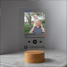 Carica l'immagine nel visualizzatore di Gallery, Targa "Nonno" con base tonda effetto legno a led e codice spotify con foto personalizzabile 15cm x 20cm