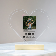 Carica l'immagine nel visualizzatore di Gallery, Targa "Love" a forma di cuore con base in legno e codice spotify con foto personalizzabile 15cm x 18 cm