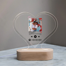 Carica l'immagine nel visualizzatore di Gallery, Targa "Love" a forma di cuore con base in legno a led e codice spotify con foto personalizzabile 15cm x 18 cm