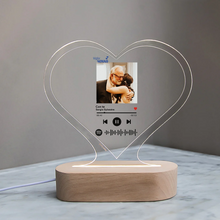Carica l'immagine nel visualizzatore di Gallery, Targa "Nonno" a forma di cuore con base in legno a led e codice spotify con foto personalizzabile 15cm x 18 cm