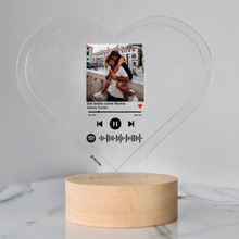 Carica l'immagine nel visualizzatore di Gallery, Targa "Love" a forma di cuore con base tonda effetto legno led e codice spotify con foto personalizzabile 15cm x 18 cm