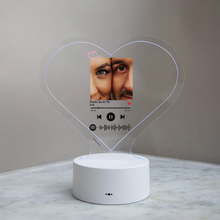 Carica l'immagine nel visualizzatore di Gallery, Targa "Love" a forma di cuore con base bianca a led e codice spotify con foto personalizzabile 15cm x 18 cm