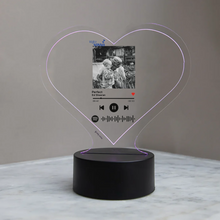Carica l'immagine nel visualizzatore di Gallery, Targa"Nonno" a forma di cuore con base a led e codice spotify con foto personalizzabile 15cm x 18 cm