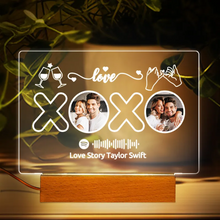 Carica l'immagine nel visualizzatore di Gallery, Targa "XOXO" con base a led in legno e codice spotify con foto personalizzabile 20cm x 15cm