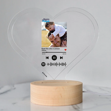 Carica l'immagine nel visualizzatore di Gallery, Targa "Papà" a forma di cuore con base tonda effetto legno led e codice spotify con foto personalizzabile 15cm x 18 cm