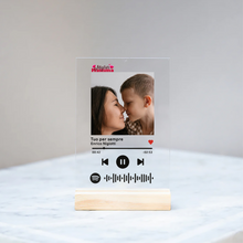 Carica l'immagine nel visualizzatore di Gallery, Targa "Mamma" con base in legno e codice spotify con foto personalizzabile 10cm x 15cm