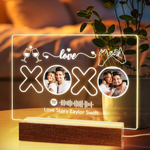 Carica l'immagine nel visualizzatore di Gallery, Targa "XOXO" con base a led in legno e codice spotify con foto personalizzabile 20cm x 15cm