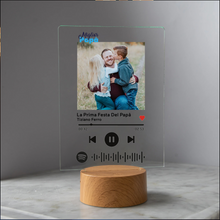 Carica l'immagine nel visualizzatore di Gallery, Targa "Papà" con base tonda effetto legno a led e codice spotify con foto personalizzabile 15cm x 20cm
