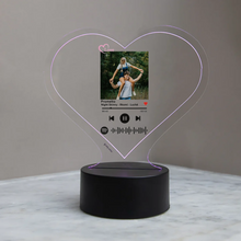 Carica l'immagine nel visualizzatore di Gallery, Targa "Love" a forma di cuore con base a led e codice spotify con foto personalizzabile 15cm x 18 cm