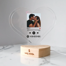Carica l'immagine nel visualizzatore di Gallery, Targa "Love" a forma di cuore con base a cuore led e codice spotify con foto personalizzabile 15cm x 18 cm