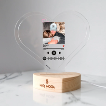 Carica l'immagine nel visualizzatore di Gallery, Targa "Love" a forma di cuore con base a cuore led e codice spotify con foto personalizzabile 15cm x 18 cm