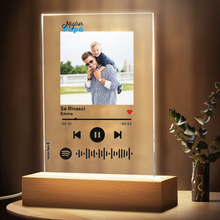 Carica l'immagine nel visualizzatore di Gallery, Targa "Papà" con base in legno a led e codice spotify con foto personalizzabile 15cm x 20cm