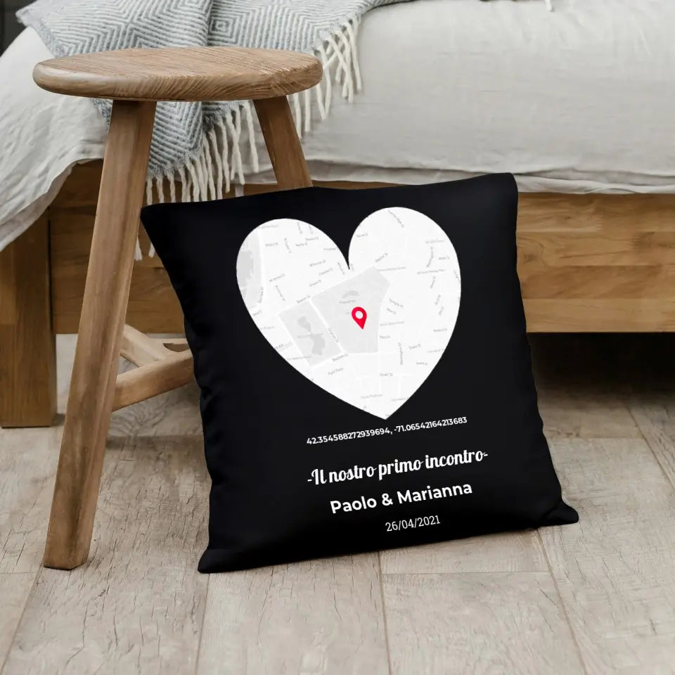 Cuscino nero con mappa cuore personalizzabile