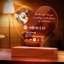 Carica l'immagine nel visualizzatore di Gallery, Targa a forma di cuore con base in legno a led e codice spotify con foto e dedica personalizzabile 13cm x 18cm