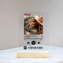 Carica l'immagine nel visualizzatore di Gallery, Targa "Mamma" con base in legno e codice spotify con foto personalizzabile 15cm x 20cm