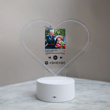 Carica l'immagine nel visualizzatore di Gallery, Targa "Nonno" a forma di cuore con base bianca a led e codice spotify con foto personalizzabile 15cm x 18 cm