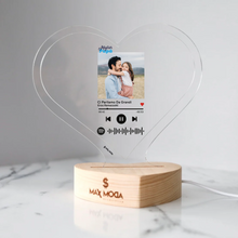 Carica l'immagine nel visualizzatore di Gallery, Targa "Papà" a forma di cuore con base a cuore led e codice spotify con foto personalizzabile 15cm x 18 cm