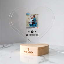Carica l'immagine nel visualizzatore di Gallery, Targa "Papà" a forma di cuore con base a cuore led e codice spotify con foto personalizzabile 15cm x 18 cm