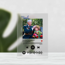 Carica l'immagine nel visualizzatore di Gallery, Targa "Nonno" con codice spotify e foto personalizzabile 10cm x 15cm