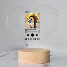 Carica l'immagine nel visualizzatore di Gallery, Targa "Papà" a forma di cuore con base tonda effetto legno led e codice spotify con foto personalizzabile 15cm x 18 cm
