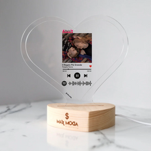 Carica l'immagine nel visualizzatore di Gallery, Targa "Mamma" a forma di cuore con base a cuore led e codice spotify con foto personalizzabile 15cm x 18 cm