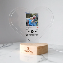 Carica l'immagine nel visualizzatore di Gallery, Targa "Nonno" a forma di cuore con base a cuore led e codice spotify con foto personalizzabile 15cm x 18 cm