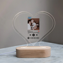 Carica l'immagine nel visualizzatore di Gallery, Targa "Papà" a forma di cuore con base in legno a led e codice spotify con foto personalizzabile 15cm x 18 cm