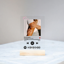 Carica l'immagine nel visualizzatore di Gallery, Targa "Love" con base in legno e codice spotify con foto personalizzabile 10cm x 15cm