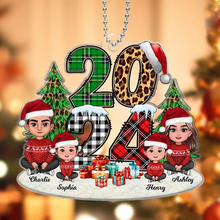 Carica l'immagine nel visualizzatore di Gallery, Decoro natalizio "Family2024 " personalizzabile