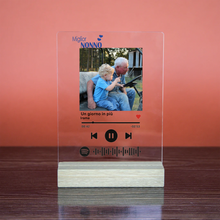 Carica l'immagine nel visualizzatore di Gallery, Targa "Nonno" con base in legno e codice spotify con foto personalizzabile 15cm x 20cm
