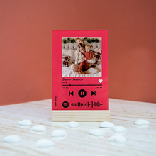 Carica l'immagine nel visualizzatore di Gallery, Targa rossa con base in legno e codice spotify con foto personalizzabile 10cm x 15cm