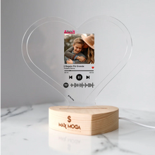 Carica l'immagine nel visualizzatore di Gallery, Targa "Mamma" a forma di cuore con base a cuore led e codice spotify con foto personalizzabile 15cm x 18 cm
