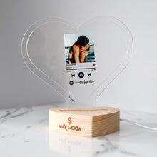Carica l'immagine nel visualizzatore di Gallery, Targa a forma di cuore con base a cuore led e codice spotify con foto personalizzabile 15cm x 18 cm