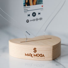 Carica l'immagine nel visualizzatore di Gallery, Targa a forma di cuore con base a cuore led e codice spotify con foto personalizzabile 15cm x 18 cm