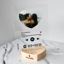 Carica l'immagine nel visualizzatore di Gallery, Targa con base a cuore led e codice spotify con foto a cuore personalizzabile 15cm x 20cm
