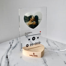 Carica l'immagine nel visualizzatore di Gallery, Targa con base a cuore led e codice spotify con foto a cuore personalizzabile 15cm x 20cm
