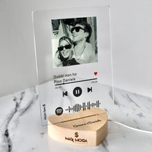 Carica l'immagine nel visualizzatore di Gallery, Targa con base a cuore led e codice spotify con foto e nomi personalizzabili 15cm x 20cm