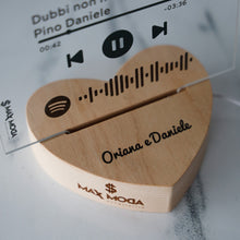 Carica l'immagine nel visualizzatore di Gallery, Targa con base a cuore led e codice spotify con foto e nomi personalizzabili 15cm x 20cm