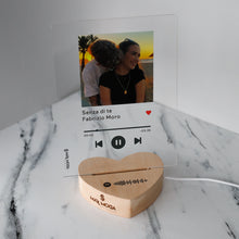 Carica l'immagine nel visualizzatore di Gallery, Targa con base a cuore led e codice spotify con foto personalizzabile 15cm x 20cm