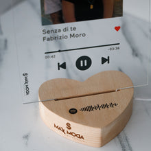 Carica l'immagine nel visualizzatore di Gallery, Targa con base a cuore led e codice spotify con foto personalizzabile 15cm x 20cm