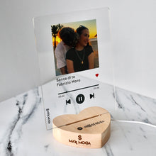 Carica l'immagine nel visualizzatore di Gallery, Targa con base a cuore led e codice spotify con foto personalizzabile 15cm x 20cm