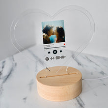 Carica l'immagine nel visualizzatore di Gallery, Targa a forma di cuore con base tonda effetto legno led e codice spotify con foto personalizzabile 15cm x 18 cm
