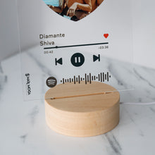 Carica l'immagine nel visualizzatore di Gallery, Targa con base tonda effetto legno a led e codice spotify con foto a cuore personalizzabile 15cm x 20cm